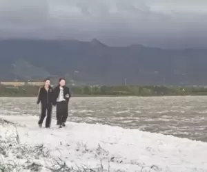 运城盐湖现“秋日雪景”奇观   大风催生白色泡沫引游客打卡