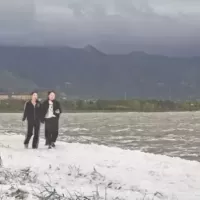 运城盐湖现“秋日雪景”奇观   大风催生白色泡沫引游客打卡