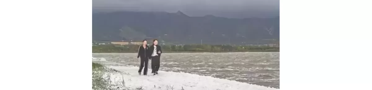 运城盐湖现“秋日雪景”奇观   大风催生白色泡沫引游客打卡
