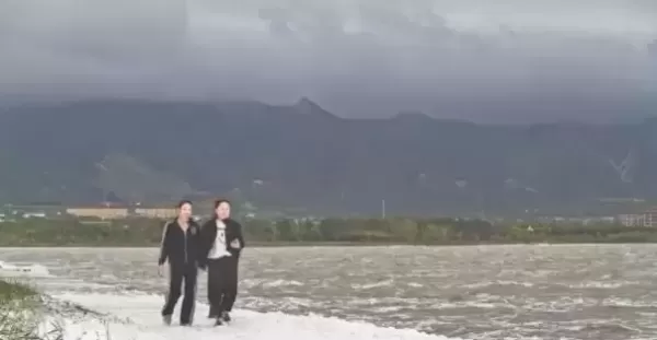 运城盐湖现“秋日雪景”奇观   大风催生白色泡沫引游客打卡
