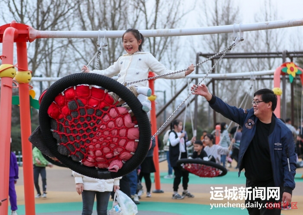 休闲游园中的孩子们