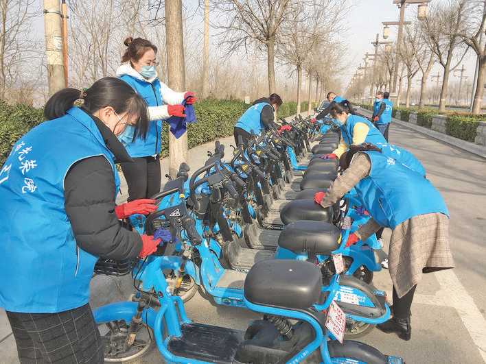 运城市退役军人双拥工作服务中心清洁共享电动车践行雷锋精神