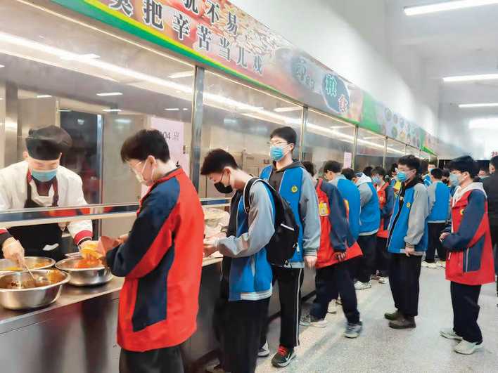 新绛中学给学生夜间加餐