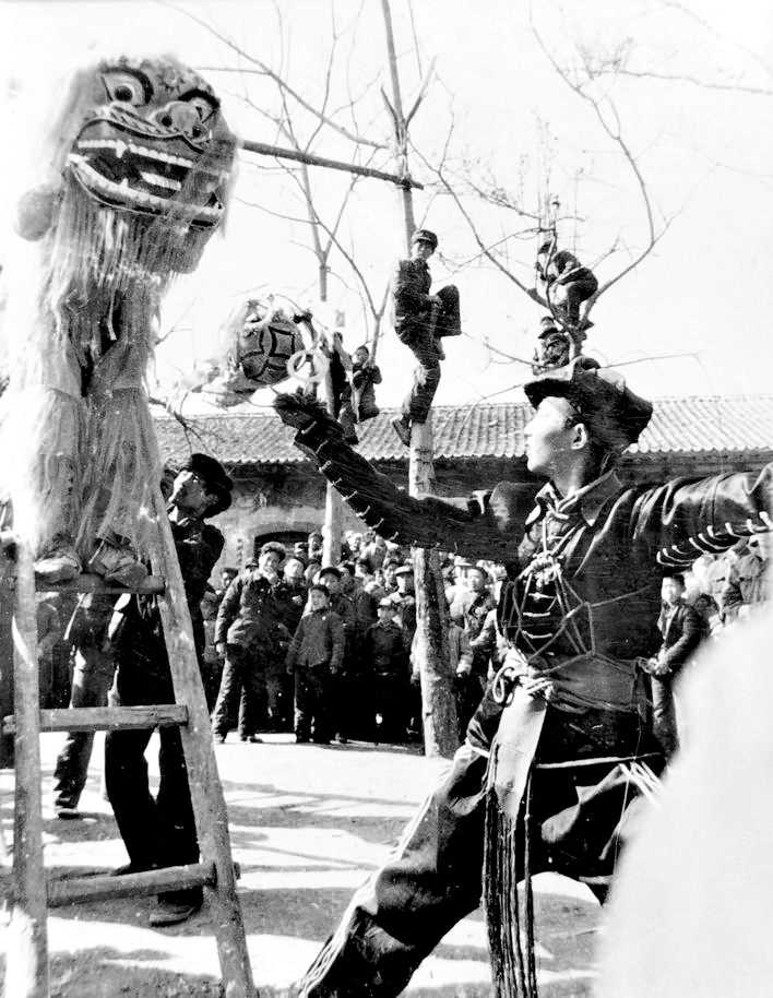 1982年春节，临猗孙吉西里村舞狮现场。.jpg