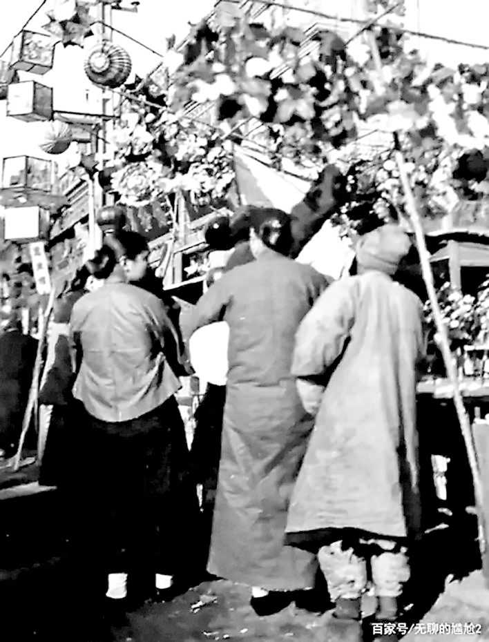 1940年，运城街头的采买人流。.jpg