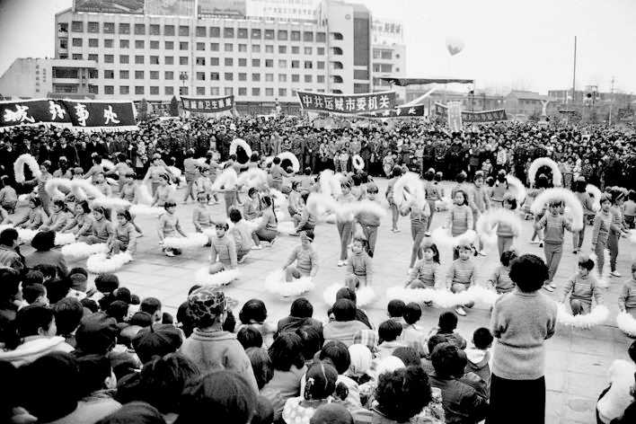 1995年元宵节，盐湖区各单位在河东广场的表演。.jpg