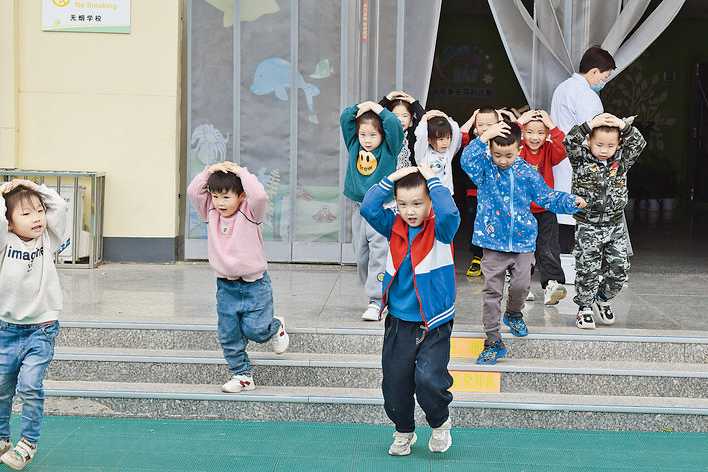 万荣示范幼儿园开展安全教育演练活动