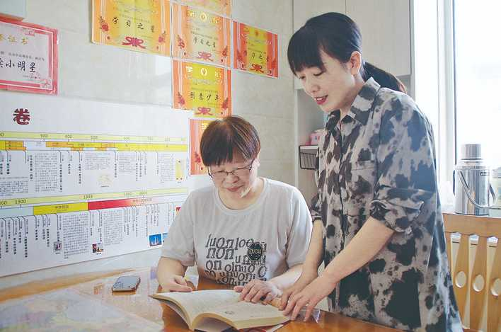 许江和侄女一起学习推拿理疗书.jpg