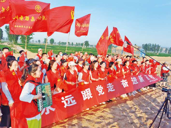 新绛文艺志愿者慰问汾河干流堤防达标工程施工人员