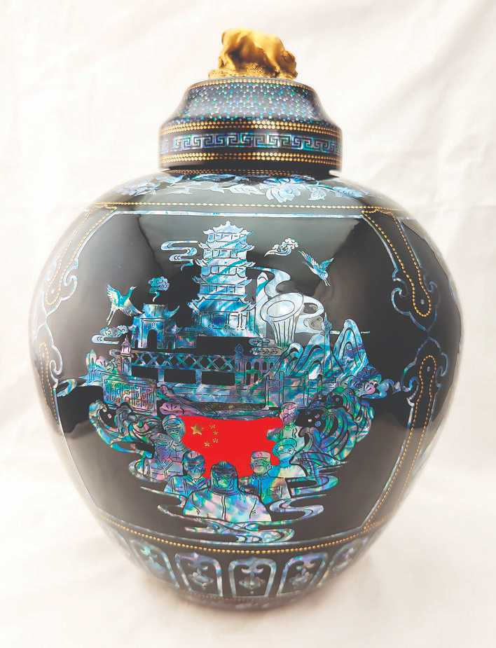 李爱珍创作的漆器作品《龙腾盛世螺钿漆器罐》于2021年1月被中国木雕博物馆收藏。.jpg