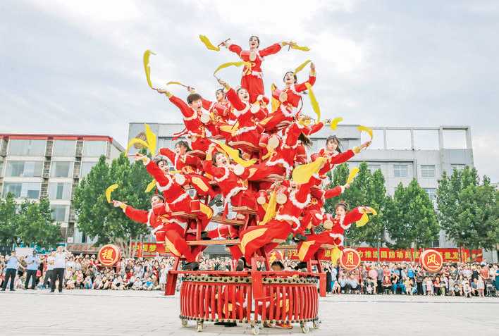 高跷走兽、高台花鼓等拉开了稷山群众文化活动月的序幕