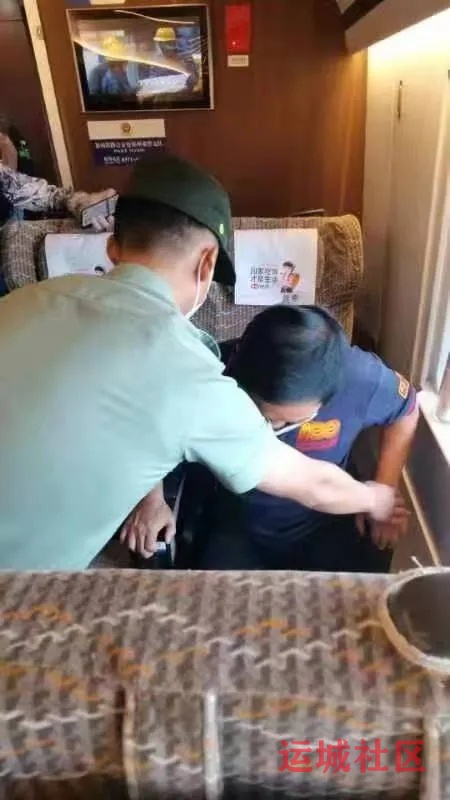 57秒，狂奔11节车厢，人救过来了！
57秒狂奔11节车厢人救过来了