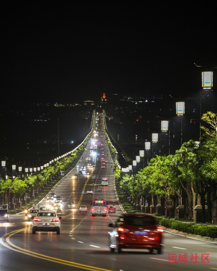 跨湖大道夜景