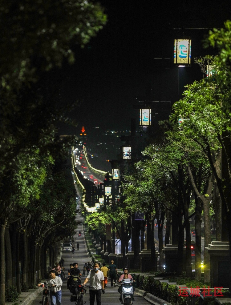 跨湖大道夜景