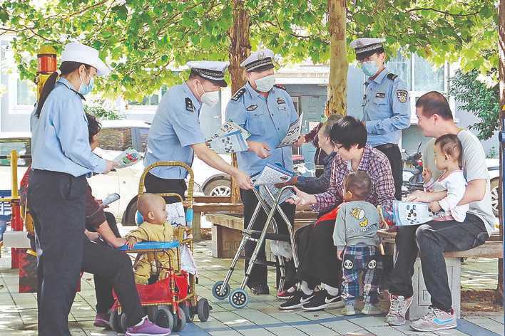 新绛公安宣传“一盔一带数你最帅”
