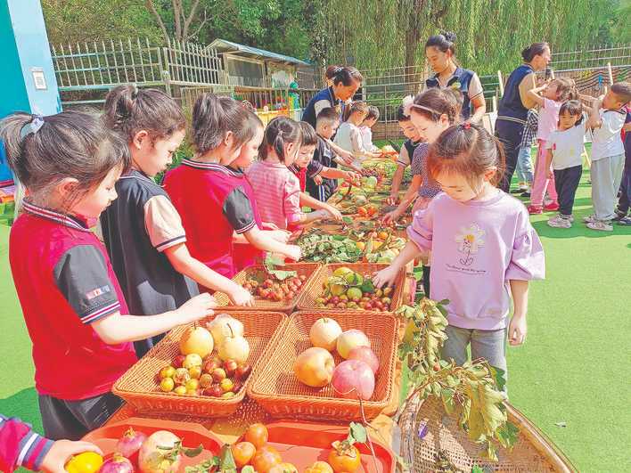 杏林幼儿园幼儿跟着老师指认蔬菜和水果