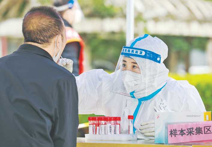 凤凰社区核酸检测点有序进行核酸检测