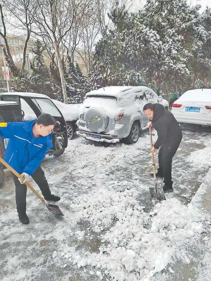 盐湖区东城街道凤凰社区 志愿者铲雪除冰暖人心