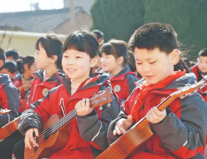 临猗县闫家庄高级小学学龄儿童受赠乐器