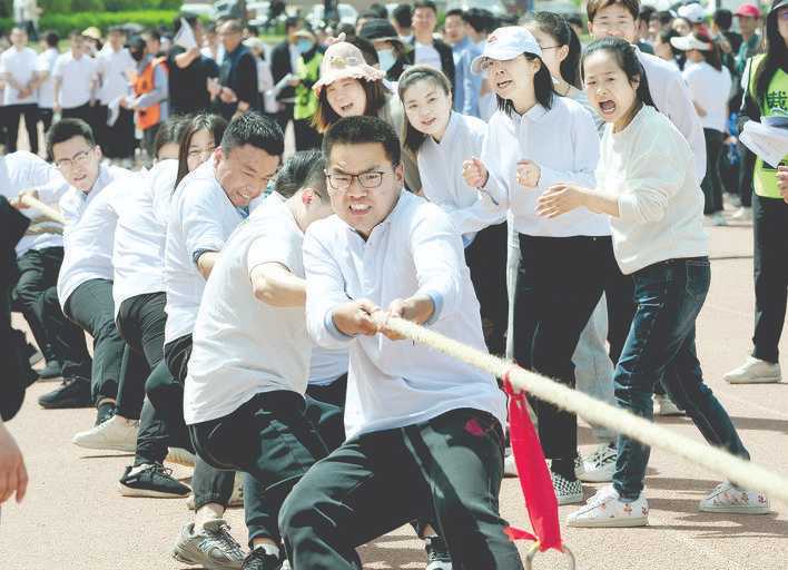 万荣县举办到村（社区） 任职大学生趣味运动会