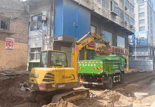 城北村校南路（汾滨街至紫金街段道路）改造正在拉运土方