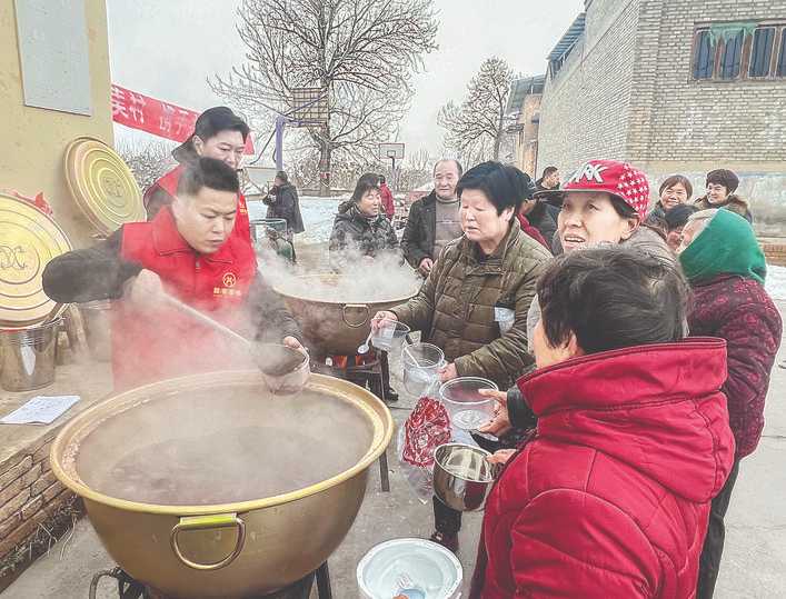 1月18日，盐湖区店头村支起熬制腊八粥的大锅