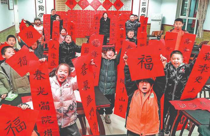 万荣县实验小学组织学生开展“写春联 迎新春”