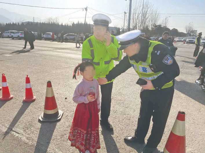 小女孩焦急地在伍姓湖湿地公园门前哭泣……