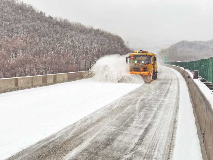 山西交控运城公司 除雪打冰保畅通