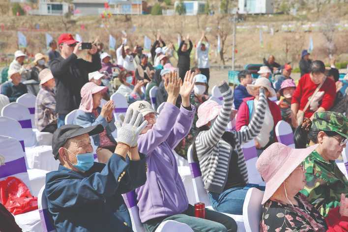 万荣县皇甫乡第八届袁家杏花文化旅游节乡村振兴专场文艺演出干部化身“演员”