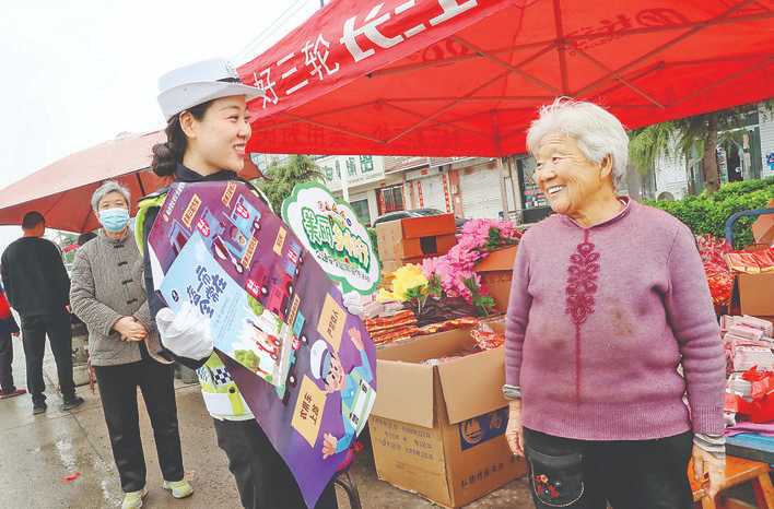 龙居镇集市开展交通安全宣传