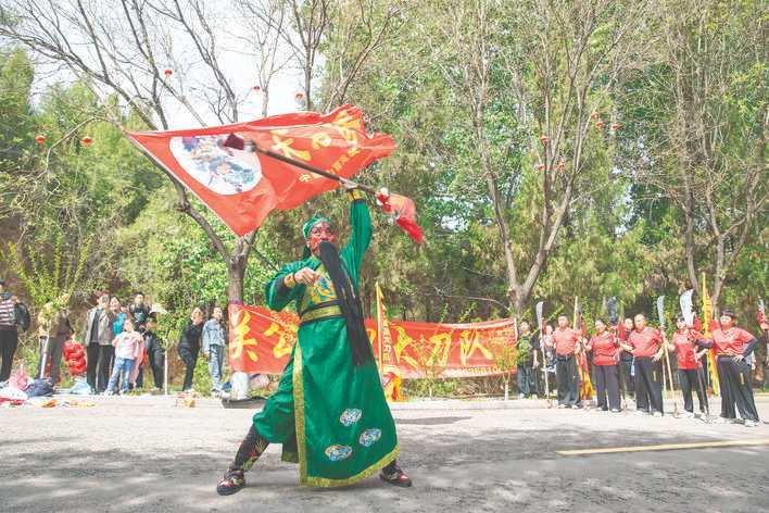 夏县堆云洞景区“关公门前耍大刀“时现场响起掌声和喝彩声