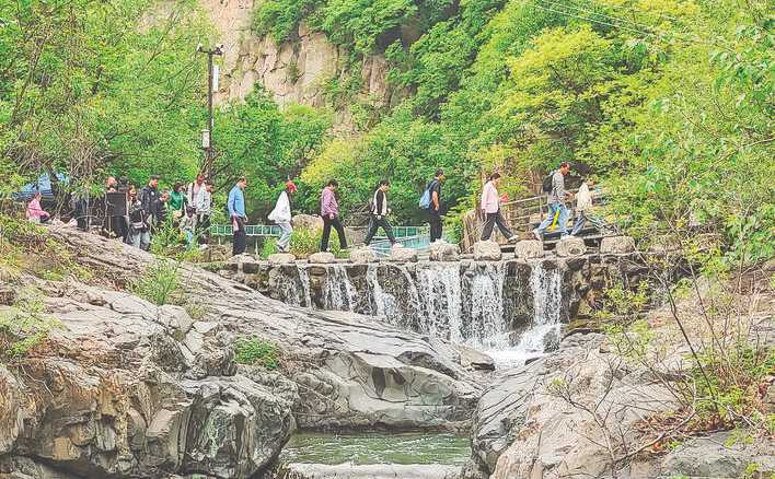 游客在垣曲望仙大峡谷景区游玩