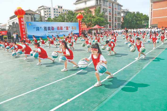 闻喜县海天新教育幼儿园举办篮球嘉年华亲子运动会