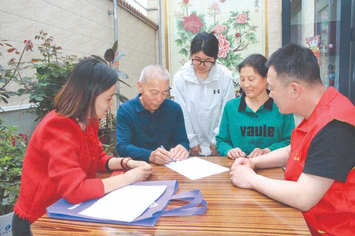 西城社区同居民一起学习禁毒法律法规知