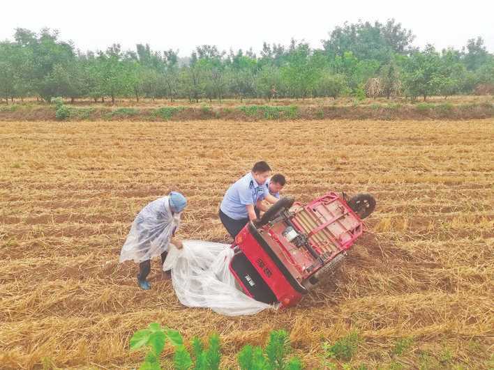 车辆侧翻，常乐派出所民警管得太宽