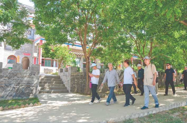 游客到万荣麻沟村康养基地感受田园生活与国学文化