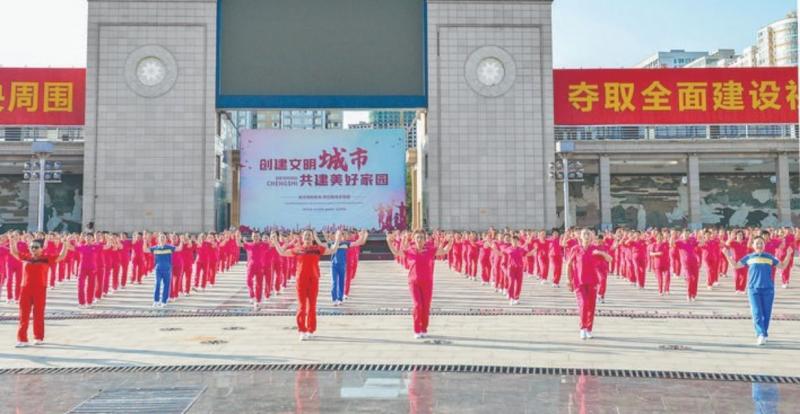 南风广场举办万人同跳《爱我中华》健身操，这 ...