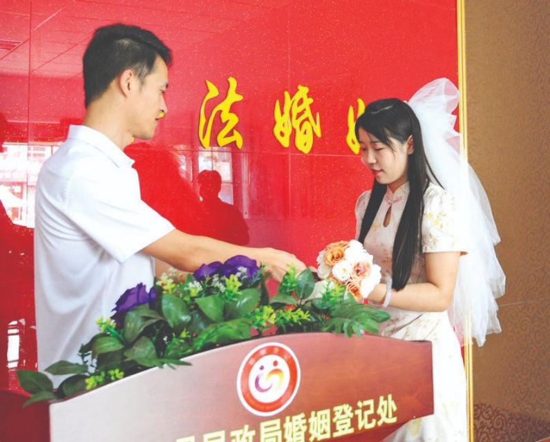 万荣青年“相约七夕 情定终生”，新人办理结婚登记