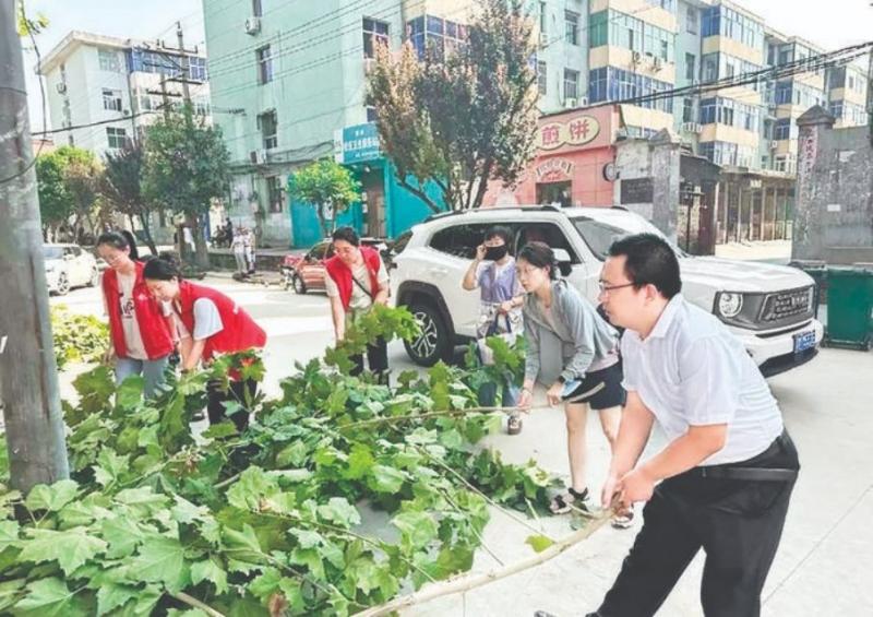 8月3日，河津市翠岭社区修剪树木