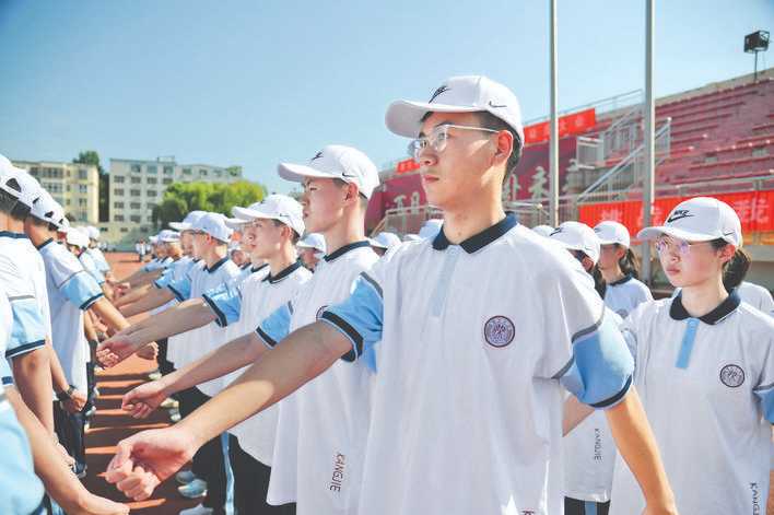 运城市康杰中学面200余名高一学生开启为期8天的军训