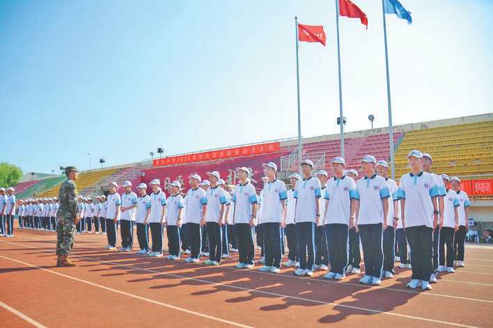 运城市康杰中学面200余名高一学生开启为期8天的军训