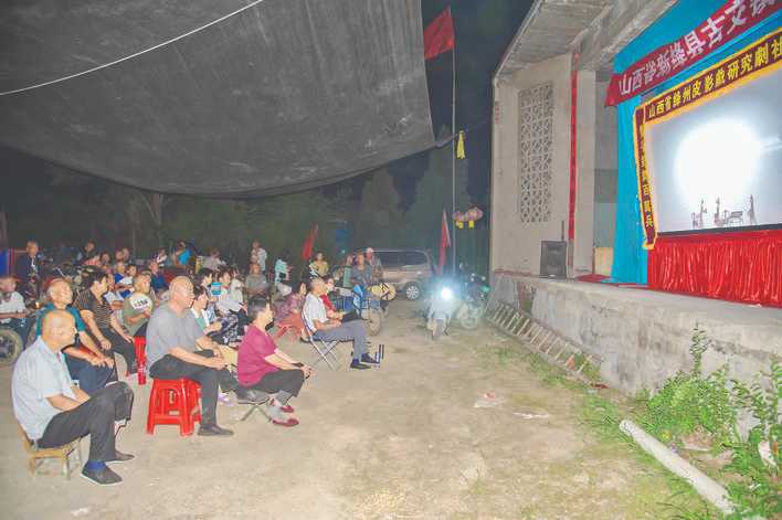 皮影戏《桃花计》在新绛县古交镇新庙灵光寺精彩上演