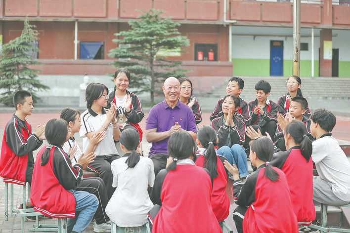 原贵生为龙门中学孩子们讲述龙门儿女抗击日寇的故事