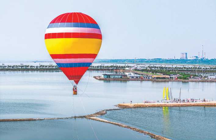 运城盐湖景区上空飘起“热气球”