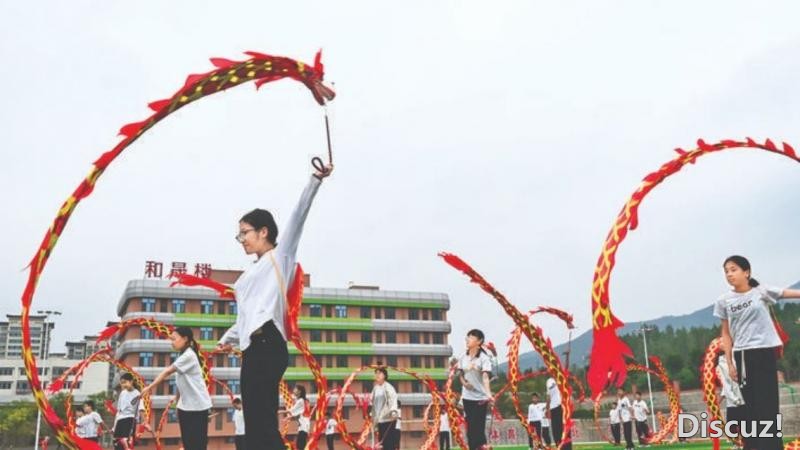 垣曲城北初中操场上舞起“健身龙”