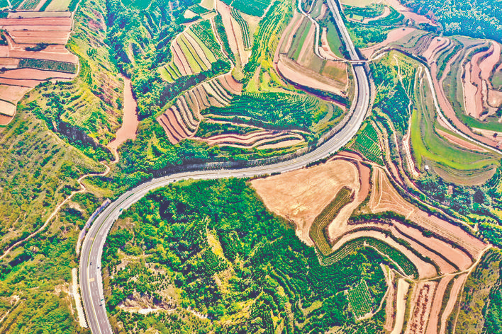 运三高速公路蜿蜒盘旋平陆县境内青山，梯田间