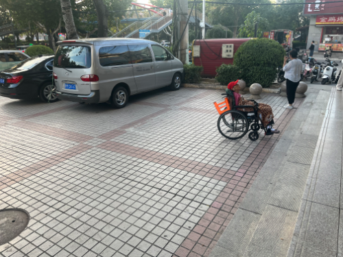 投诉|环球财富大厦堵塞无障碍通道