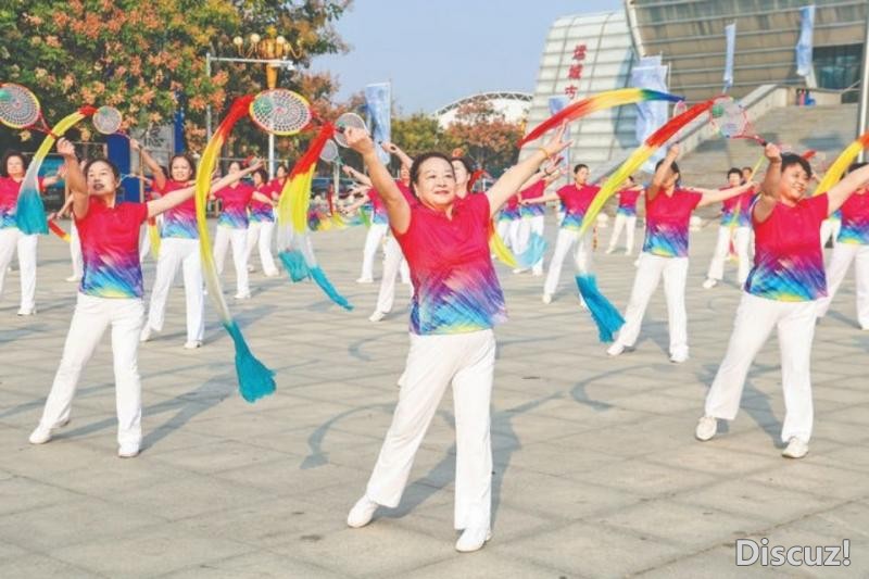 运城体育馆广场前柔力球表演迎国庆