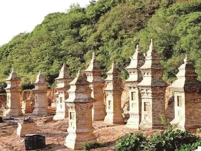 栖岩寺塔群初名灵居寺